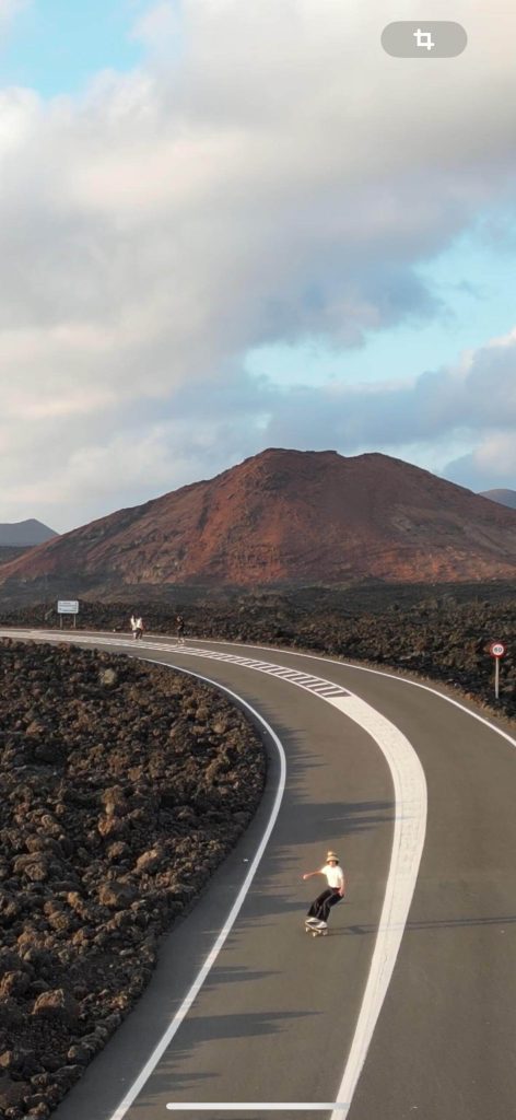 Surfskate en Lanzarote con La Cabra Surf School, entrenando en carretera volcánica al atardecer